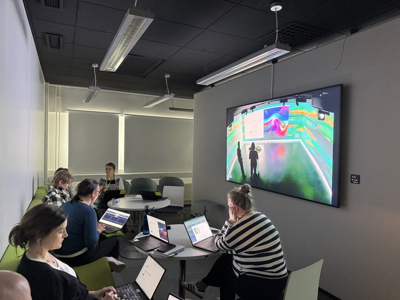 Opettajia immersiivisessä tilassa